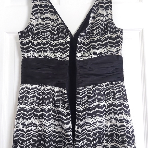 London times formal sleeveless dress - Picture 7 of 8